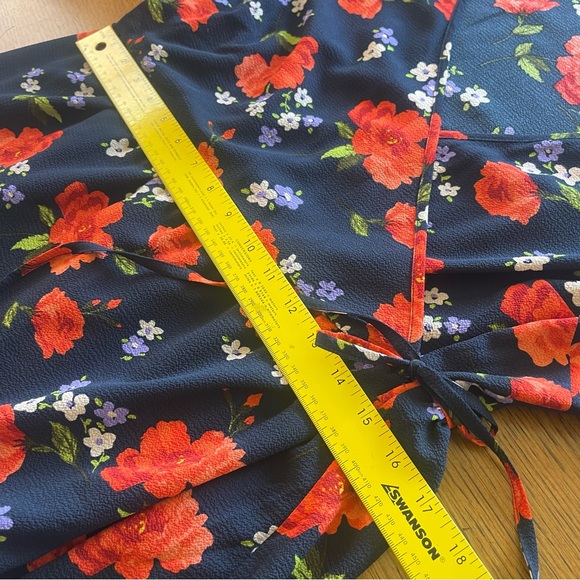 ASOS DESIGN Curve wrap front tiered smock midi dress in navy floral print 12 - Picture 9 of 16